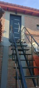 un conjunto de escaleras que conducen a una puerta azul en El Colibrí de los Molles, en Los Molles 4 fotos más