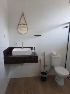 une salle de bain avec un lavabo et des toilettes dans l'établissement Casa El Badan Olímpia Thermas dos Laranjais Roma, à Olímpia