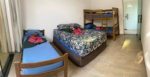 Cette chambre comprend un lit, un canapé et des lits superposés. dans l'établissement Casa El Badan Olímpia Thermas dos Laranjais Roma, à Olímpia 19 autres photos