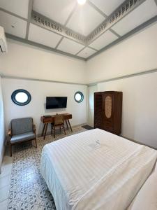 TV a/nebo společenská místnost v ubytování CERIA HOTEL at Alun Alun Yogyakarta