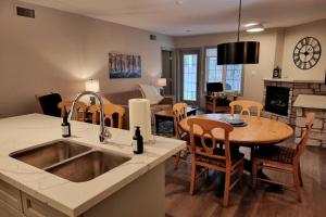 Μια τηλεόραση ή/και κέντρο ψυχαγωγίας στο Country Retreat in Horseshoe Valley with 2 bdrs
