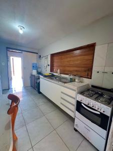 Η κουζίνα ή μικρή κουζίνα στο Casa do Pescador - Praia do Maceió - Camocim - CE