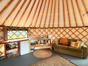 Kuchyň nebo kuchyňský kout v ubytování Pā Tōrea Beach Stay
