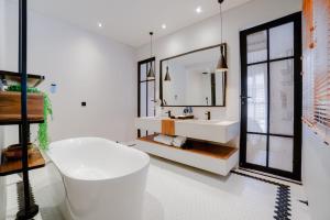 Ванная комната в Secana Beachtown Resort & Residences