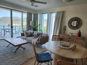 una sala de estar con un sofá y una mesa en 1 Bedroom Apt Ocean view on the Cairns Esplanade, en Cairns