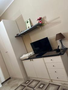 a room with a desk with a laptop on it at Appartamento GEAs in Casale Monferrato