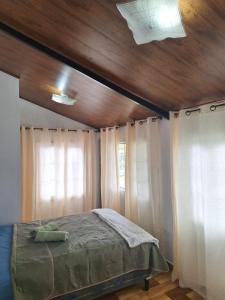 a bedroom with a bed and a wooden ceiling at Casa Rosita in Chiriquí
