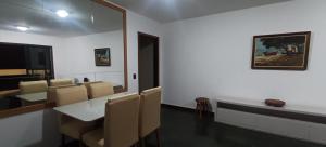 una sala da pranzo con tavolo e sedie bianchi di Apartamento de frente a Praia do Bosque em Rio das Ostras com vista para o mar a Rio das Ostras Altre 17 foto