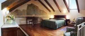 Llit o llits en una habitació de Palazzo Vescovile Hotel