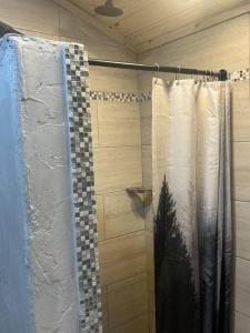 Koupelna v ubytování Tiny Cozy Cabin in Historic Upper Canyon