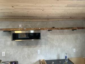 TV a/nebo společenská místnost v ubytování Tiny Cozy Cabin in Historic Upper Canyon