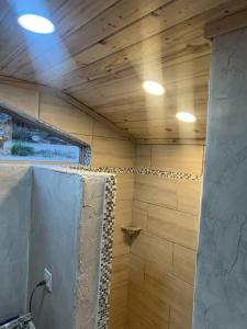 Koupelna v ubytování Tiny Cozy Cabin in Historic Upper Canyon