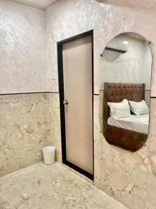 Postel nebo postele na pokoji v ubytování Hotel Newyork by Stayzy Rooms
