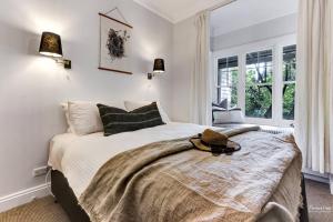 a bedroom with a bed with a hat on it at Norwood Arthouse 7 Bedroom 7 Bathroom in Blackheath