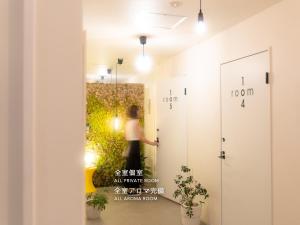 京都市にあるRAK KIYOMIZU - for one person - 1人旅専用HOSTELの鏡に入る女