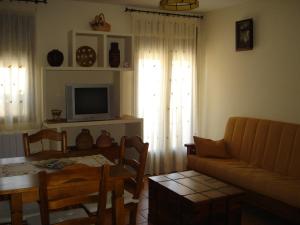 Μια τηλεόραση ή/και κέντρο ψυχαγωγίας στο Apartamentos Serrano