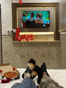 TV a/nebo společenská místnost v ubytování Hotel Newyork by Stayzy Rooms