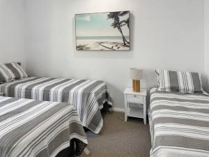 Postel nebo postele na pokoji v ubytování Avoca Coastal Retreat - Unit 13 Avoca Palms Resort