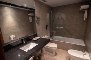 Koupelna v ubytování Hotel Ciudad de Ponferrada, Ascend Hotel Collection