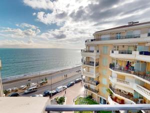 O vedere generală la mare sau o vedere la mare
luată din acest apartament