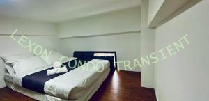 Postel nebo postele na pokoji v ubytování Lexon- Marx Condotel + 2 fotografie