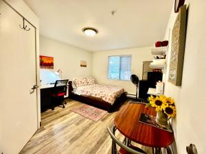 Ένα ή περισσότερα κρεβάτια σε δωμάτιο στο Micro Studio Apartment 10 Minutes Walk to University of Washington