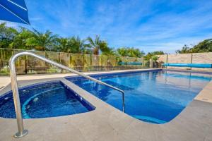 Lake View - Unit 17 Avoca Palms Resort内部或周边的泳池