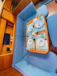 ピネドにあるVelero en puerto de valenciaの船の上の皿と食器のトレイ