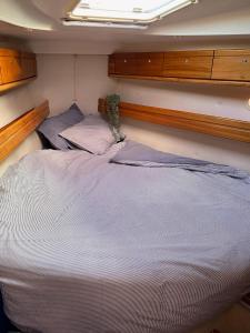 ピネドにあるVelero en puerto de valenciaのベッドルーム1室(大型ベッド1台付)