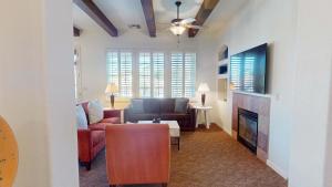 ラキンタにあるLV222 Spacious Upstairs 2BR Lock-Off in Legacy Villasのソファと暖炉のあるリビングルーム