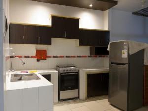 塔拉波托Descanso tropical 1的厨房配有炉灶和水槽。