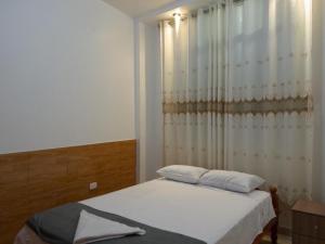 塔拉波托Descanso tropical 1的一间带床和窗户的小卧室