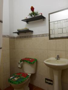 塔拉波托Descanso tropical 1的带马桶和水槽的浴室