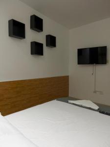 塔拉波托Descanso tropical 1的卧室配有一张壁挂式床和2个显示器 更多3张照片