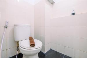 Ένα μπάνιο στο Modern Look 2BR at Bogor Valley Apartment By Travelio +17 φωτογραφίες