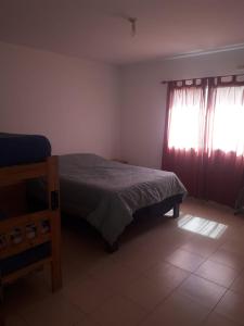 En eller flere senge i et værelse på Ortiz departamentos