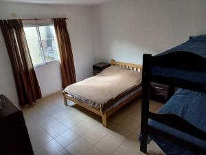 En eller flere senge i et værelse på Ortiz departamentos