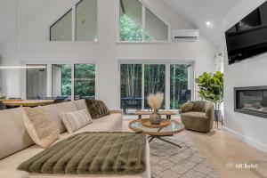 ein Wohnzimmer mit Couch und Kamin in der Unterkunft Artémis - Paisible et Familial - Spa privé in Sainte-Catherine