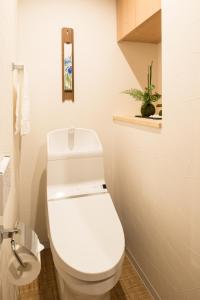 Ein Badezimmer in der Unterkunft 谷町君Hotel 松竹雲 京都四条烏丸