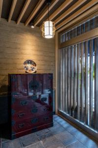 Ein Sitzbereich in der Unterkunft 谷町君Hotel 松竹雲 京都四条烏丸