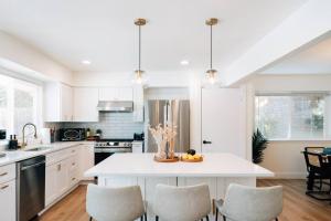 Una cocina o cocineta en Q2 Stadium Domain Downtown Pool Game Loft