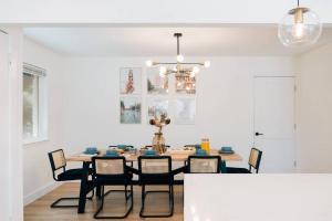 Un lugar para sentarse en Q2 Stadium Domain Downtown Pool Game Loft
