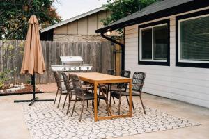 Un patio o zona al aire libre en Q2 Stadium Domain Downtown Pool Game Loft