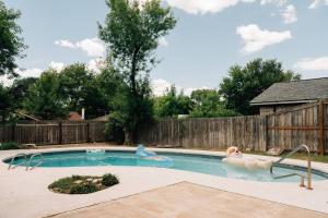 La alberca dentro o cerca de Q2 Stadium Domain Downtown Pool Game Loft