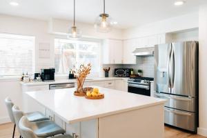 Una cocina o cocineta en Q2 Stadium Domain Downtown Pool Game Loft