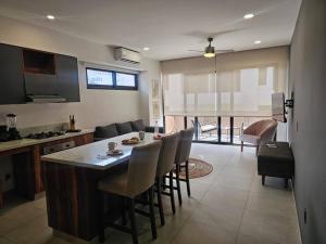 a kitchen and living room with a table and chairs at Céntrico Estudio Con Roof Top Zona Romántica 502 in Puerto Vallarta