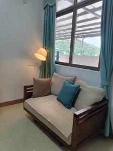 Uma cama ou camas num quarto em 小红马民宿