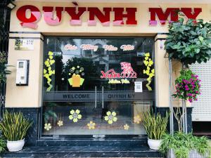 ein Fenster einer Pizzeria mit Blumen darin in der Unterkunft Quynh My Motel in Cần Thơ