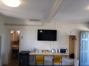 TV a/nebo společenská místnost v ubytování Billabong Motel