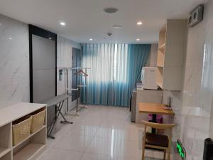 una camera con cucina con lavandino e tavolo di Echarm Hotel Changsha Foreign Economics Institute Branch a Leifeng
